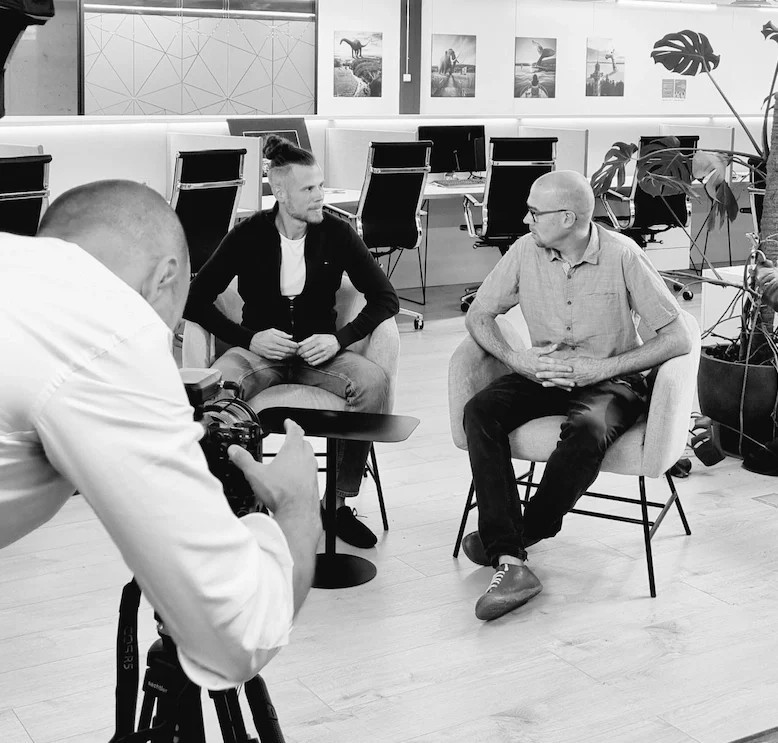 Portrait de Kim Chiquet et Julien l'Eplattenier en noir et blanc à un interview pour présenter Gastronomia