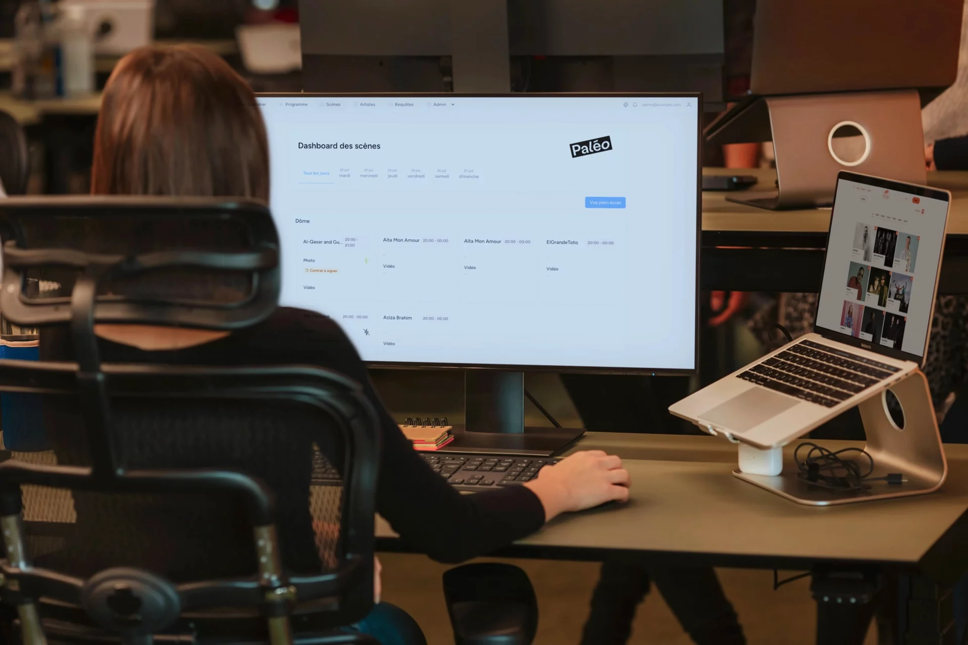 Personne à un bureau utilisant Mease
