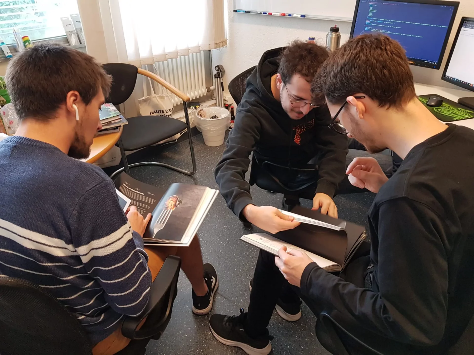 Simon,Sylvain et ALex parcours des livres de cuisine pour s'inspirer pour un projet