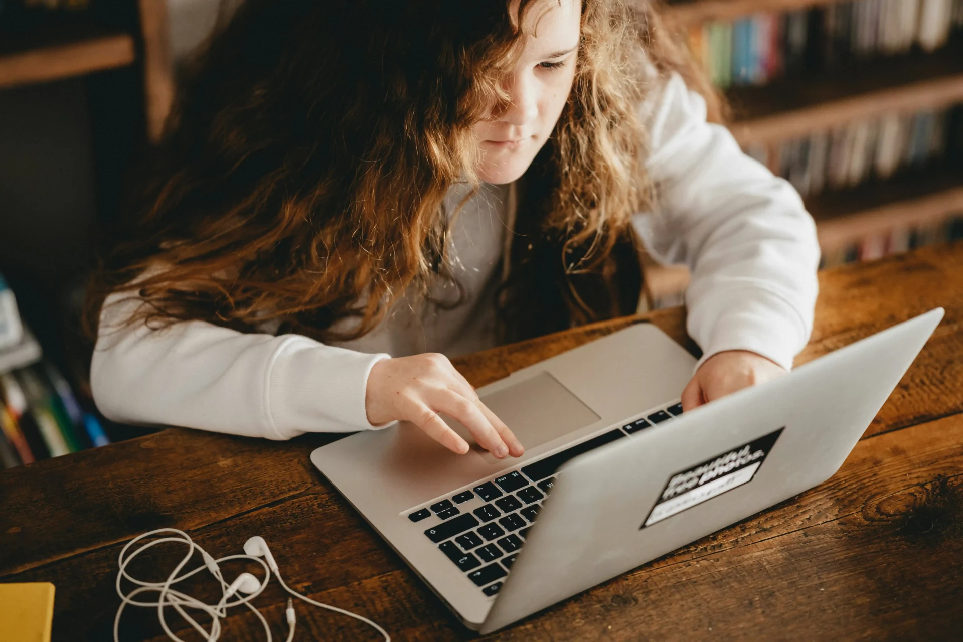 Une fille travaille sur son laptop