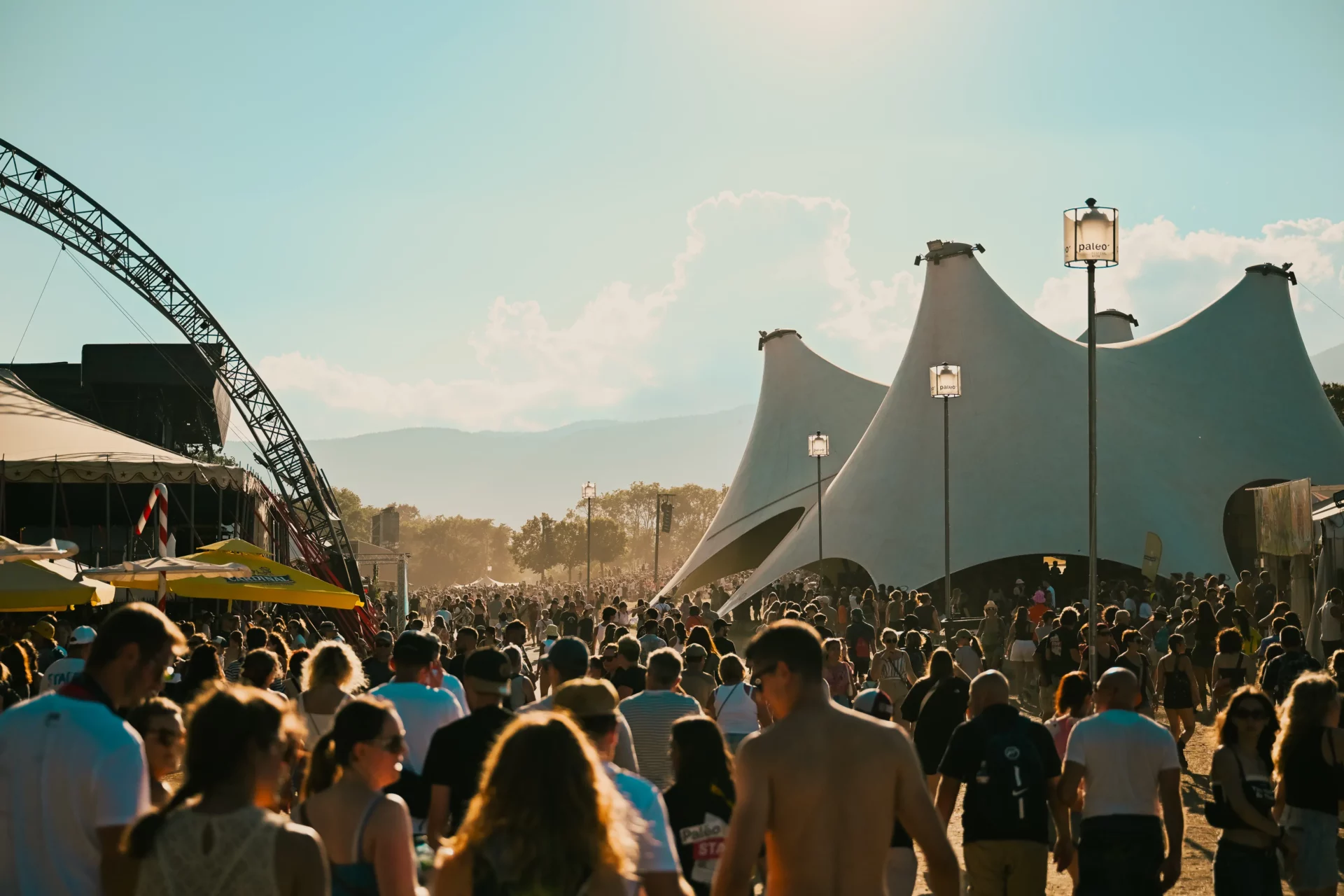 Foule entre deux scènes à Paléo Festival