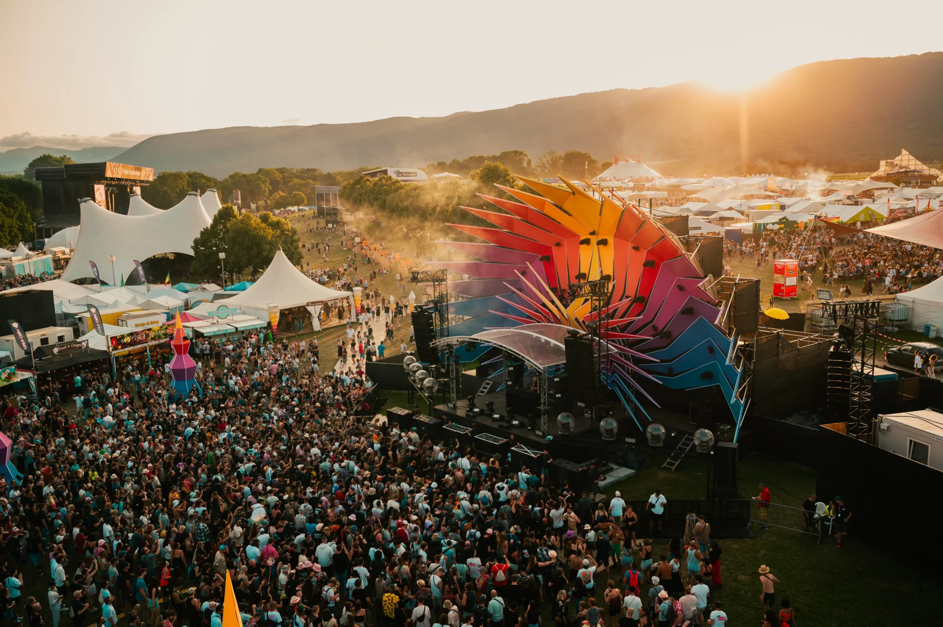 Scène colorée au coucher de soleil à Paléo Festival