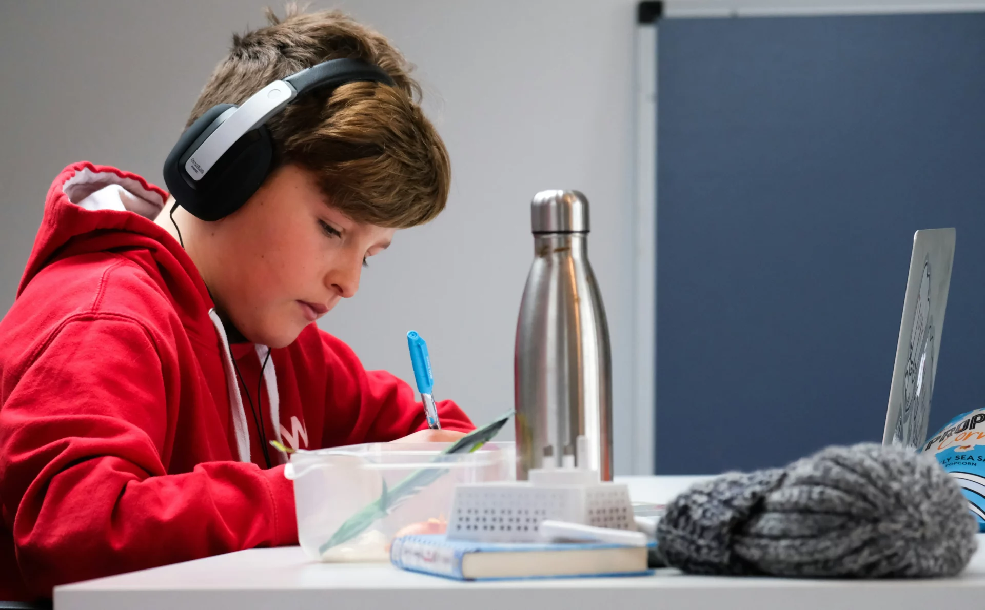 Un garçon fait ses devoirs en écoutant un enregistrement de Voice Recorder