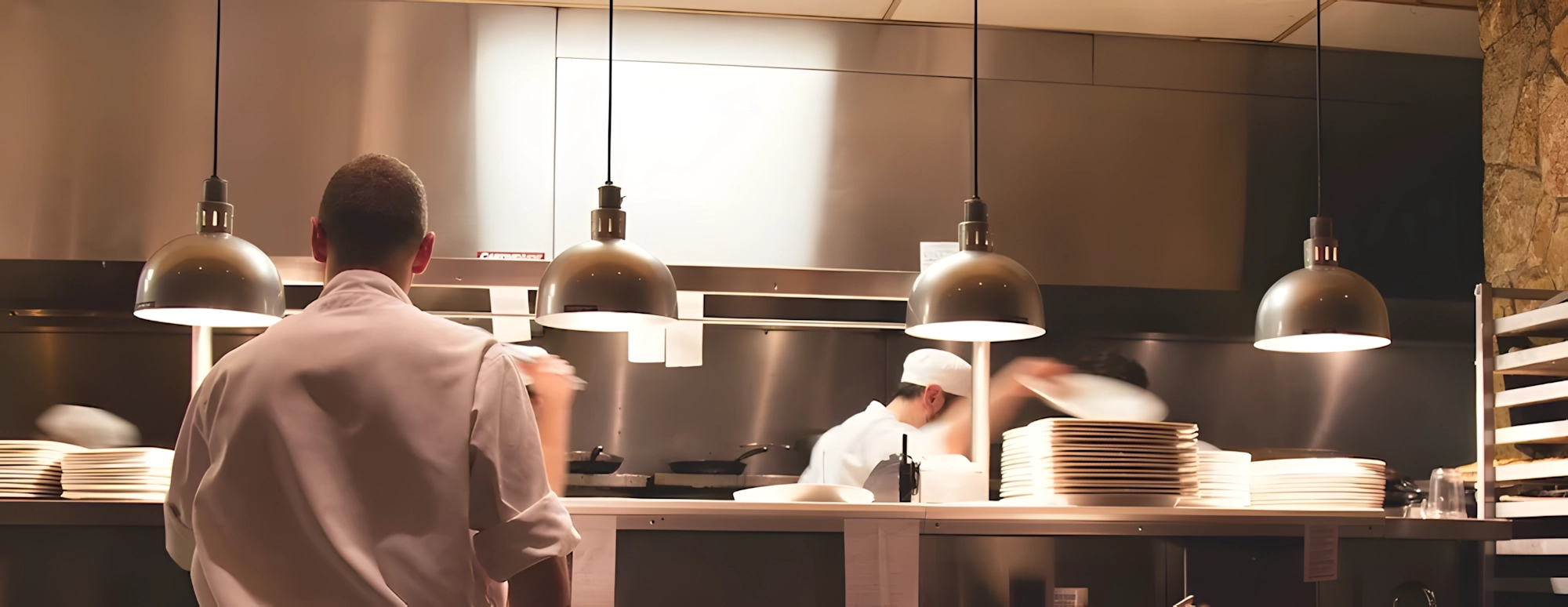 Image de décor de travailleurs dans une cuisine professionnelle