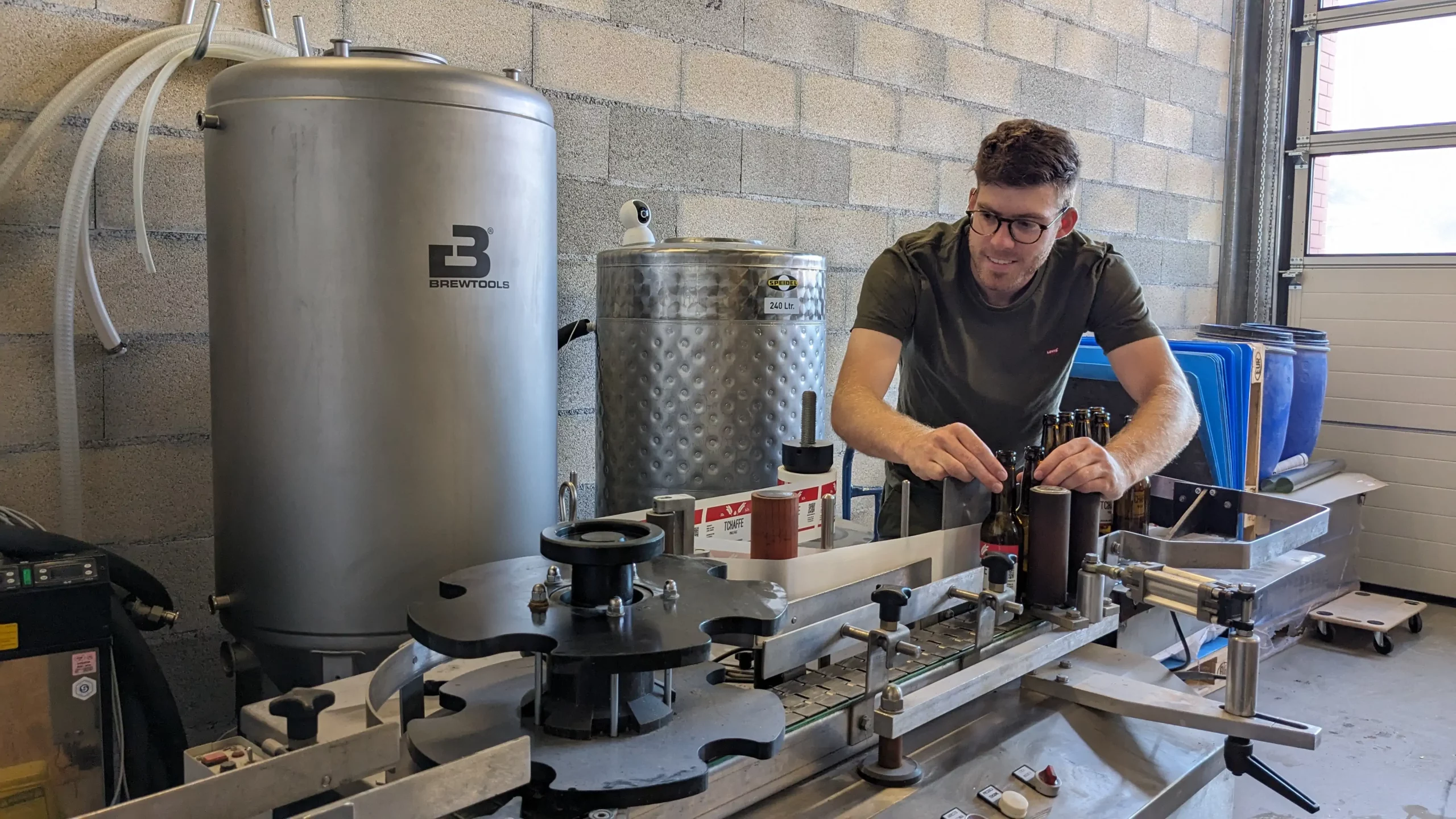 Loïc calibre sa machine d'étiquetage de ses bières