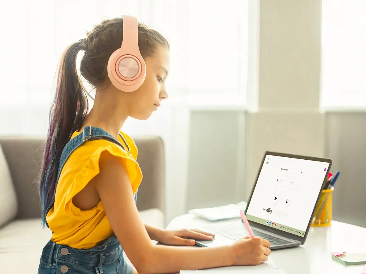 Une fille prend des notes en écoutant son enregistrement sur Voice Recorder